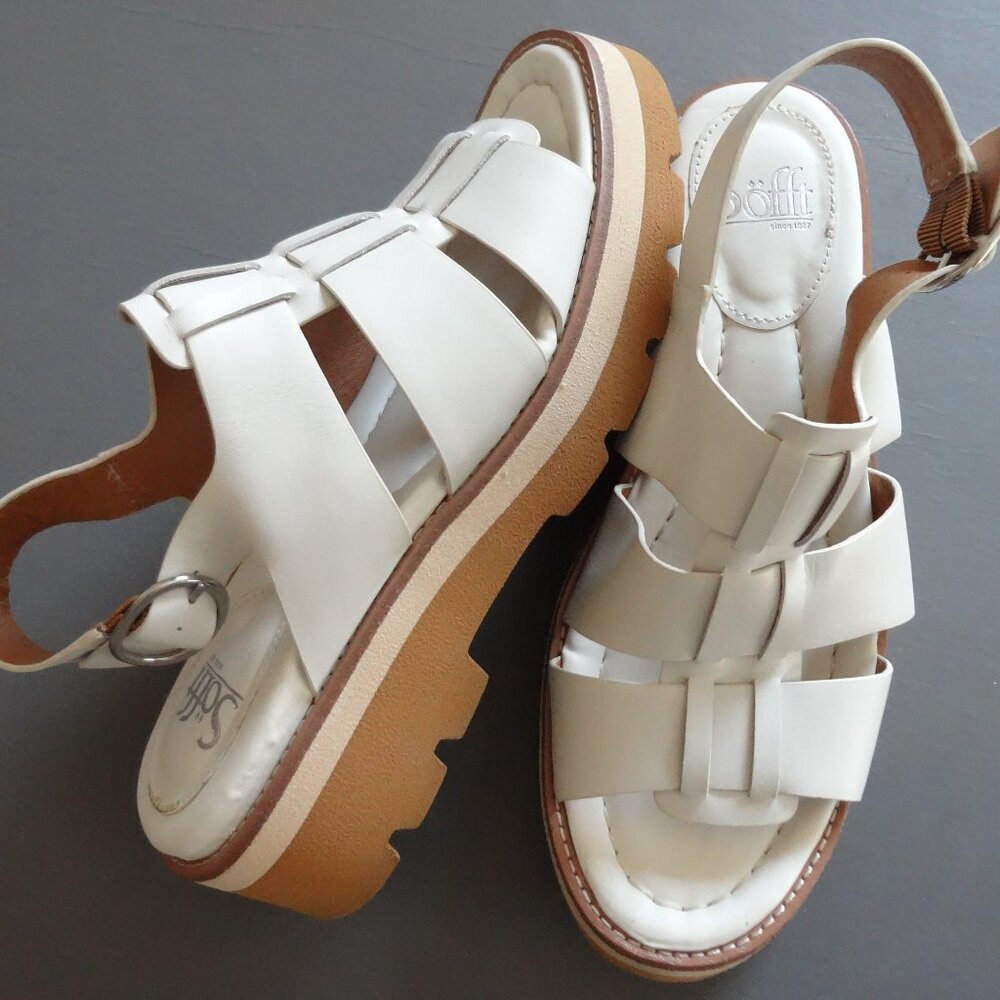SIZE 9.5. Söfft leather sandals.